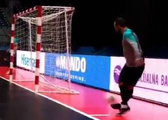 Ricardinho finds target with sublime 'rabona' swerve shot