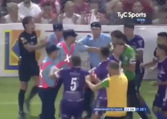 Tuvo que defenderlo la policía de la que provocó... atención al pitazo final del árbitro