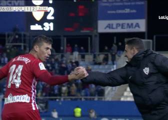 El Almería coge aire a costa de un Lorca hundido