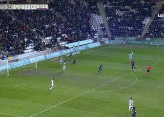 La Liga 1|2|3 estalla por esta jugada y con razón: el penalti que le pitaron al Barça B...