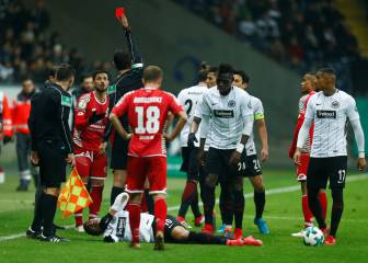 ¡Roja directa! La dura entrada de Danny Latza a Marco Fabián