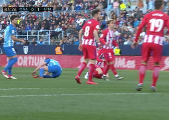 Jugador del Málaga sale en camilla por golpe en la cabeza con Torres