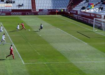 Un clásico como Álvaro Vázquez aleja del descenso al Nàstic