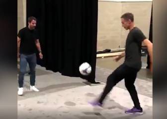 Thierry Henry, Jamie Redknapp y Steve Nash dominan el balón de manera magistral