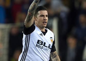 Dos zarpazos de Santi Mina mantienen al Valencia al acecho