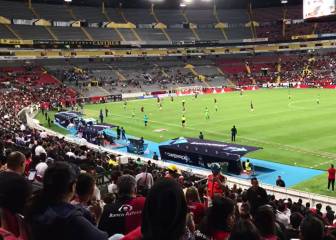 Conmovedor: joven mudo 'narra' partido a su padre ciego con señas