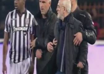 Así ingresó el presidente del PAOK a intimidar al árbitro