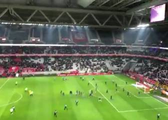 Ultras del Lille invaden el campo para agredir a los jugadores del equipo