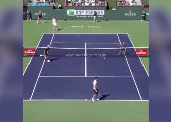 Federer leaves ball-boy in a spin