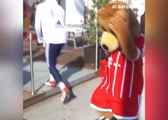 El tremendo caño de la mascota del Bayern Munich a Javi Martínez