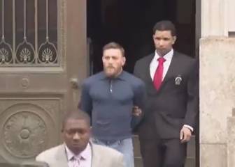 Así salió McGregor de la estación de policía: arrestado y despreocupado