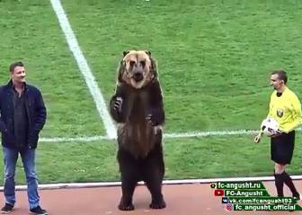 El protocolo de inicio del partido... ¡Protagonizado por un oso!