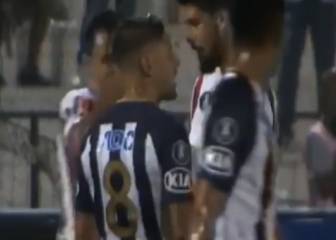 Dos jugadores de Alianza Lima se encaran en pleno partido por una jugada