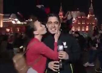 ¡Tirando rostro! Comentarista mexicano es besado en plena transmisión