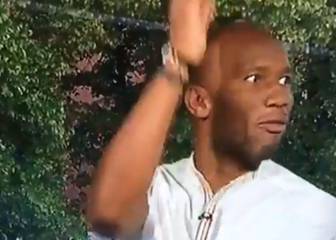 La reacción de Drogba al probar el mate es: grandiosa