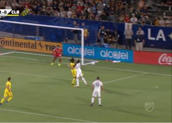 Un 'tortazo' en toda la cara: Ibrahimovic sufrió el penalti más extraño de sus carrera