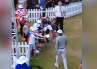 Tiger snubs young autograph hunters at the Open