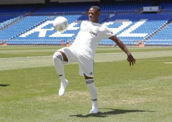 Vinicius' flicks & tricks didn't all go to plan at Real Madrid unveiling...