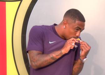 Malcom se besó el escudo del Barcelona tras firmar