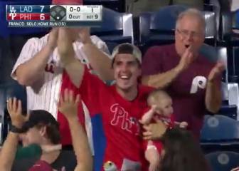 Aficionado atrapa Home Run con un bebé en brazos