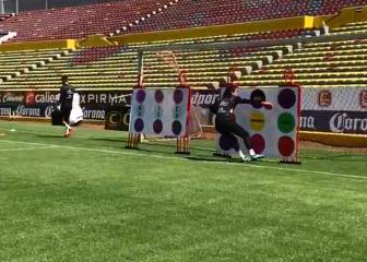 Arquero juega Twister mientras entrena con su equipo