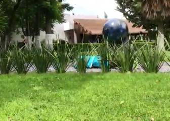 Arquero se arrastró para no interrumpir una entrevista