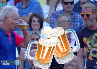 Leyenda del tenis bebe cerveza en mitad del partido
