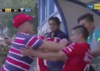 Se enfada por el cambio y acaba recibiendo un puñetazo del entrenador