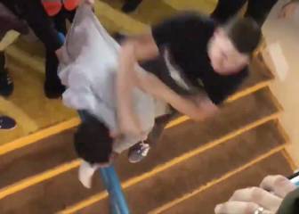 ¡Viva el karma! Va a dar un puñetazo y cae rodando por las escaleras un piso entero