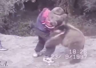 El video de Khabib con 9 años 'peleando' contra una cría de oso