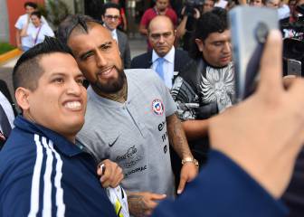 El animado arribo de la Roja a México: Vidal, el más aplaudido