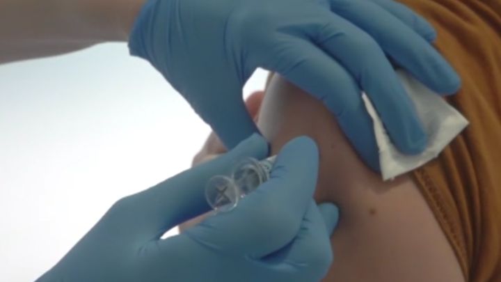 ¿Qué diferencia las vacunas de Pfizer y Moderna? Precio, efectos, conservación...