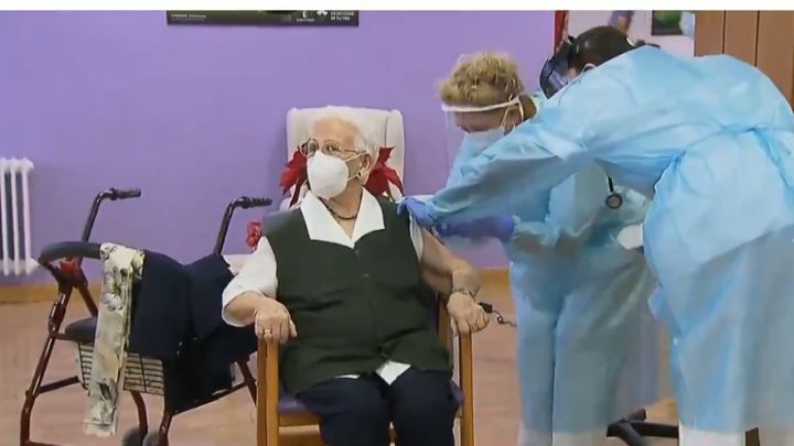 Momento histórico: Araceli, de 96 años, primera mujer en recibir la vacuna contra la covid-19
