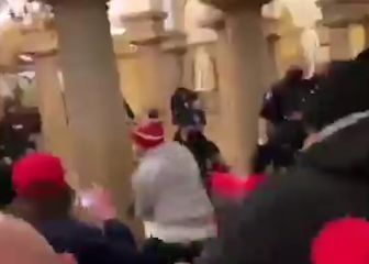 El brutal enfrentamiento entre policías y seguidores de Trump dentro del Capitolio