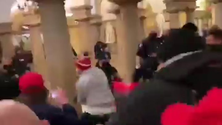 Brutal confrontation between Trump supporters and the police in the Capitol