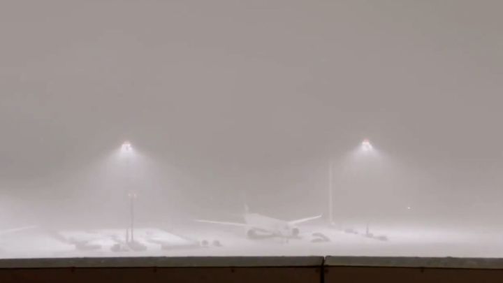 La tremenda nevada sobre Barajas que impide despegar al Madrid