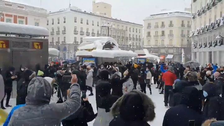Indignacin en redes: las autoridades recomiendan estar en casa y la Puerta del Sol as
