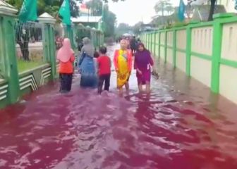 ¡Un pueblo de Indonesia amaneció con aguas rojas en sus calles!