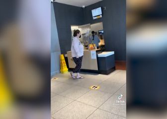 ¡Clienta se enoja y hace esto con la mascarilla de trabajadora del McDonalds!