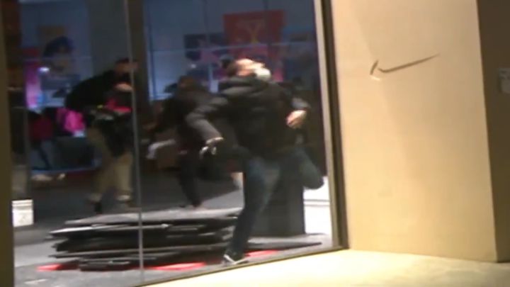 Se ha hecho viral en todo el planeta: el ladrón más torpe de los disturbios de Barcelona