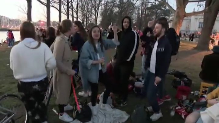 Fiestas multitudinarias al aire libre sin mascarillas en Países Bajos y en Bélgica