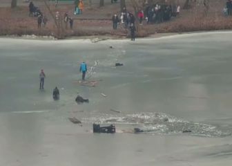 Dramático rescate a cuatro personas que cayeron a un lago helado