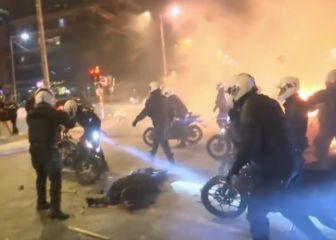 Las imágenes de la dureza policial en Grecia y la respuesta de los manifestantes
