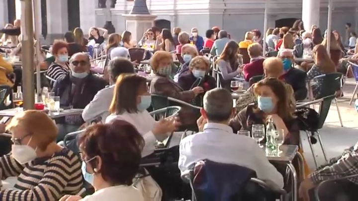 Si la incidencia es superior a 150 casos, la hostelería debería cerrar