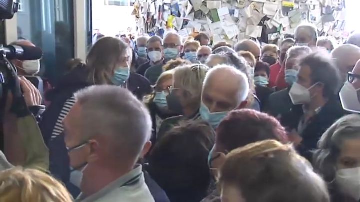 Peligrosas aglomeraciones durante la vacunación en Santiago