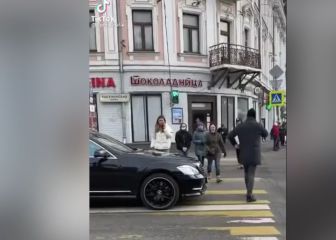 Para su coche en medio del paso de cebra y una peatón se venga de esta peculiar manera