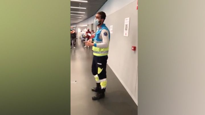 El enfermero que arrasa en Twitter con su discurso a los recién vacunados: un crack