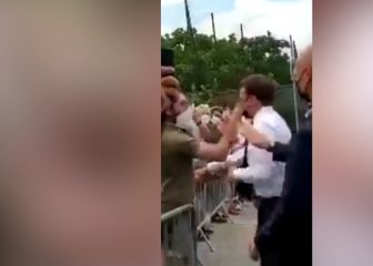 Impacto en Francia: le pegan una cachetada a Macron en plena calle