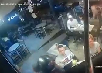 La comida ante todo: la reacción de este hombre durante un robo a mano armada en un restaurante