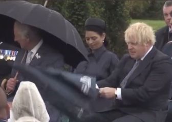 La viral escena de Boris Johnson con un paraguas en acto oficial que parece sacada de Mr. Bean